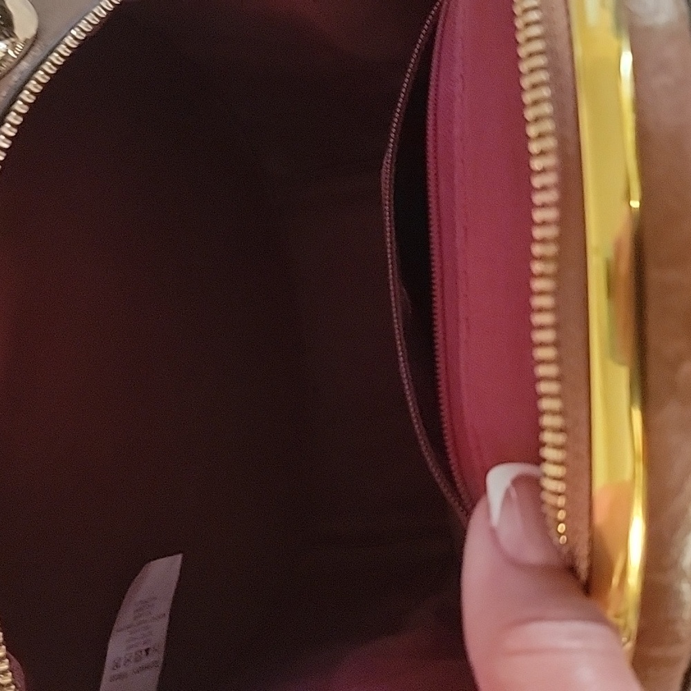 novelty clock-shaped‎ handbag that features a real, working quartz clock face. - Picture 5 of 7